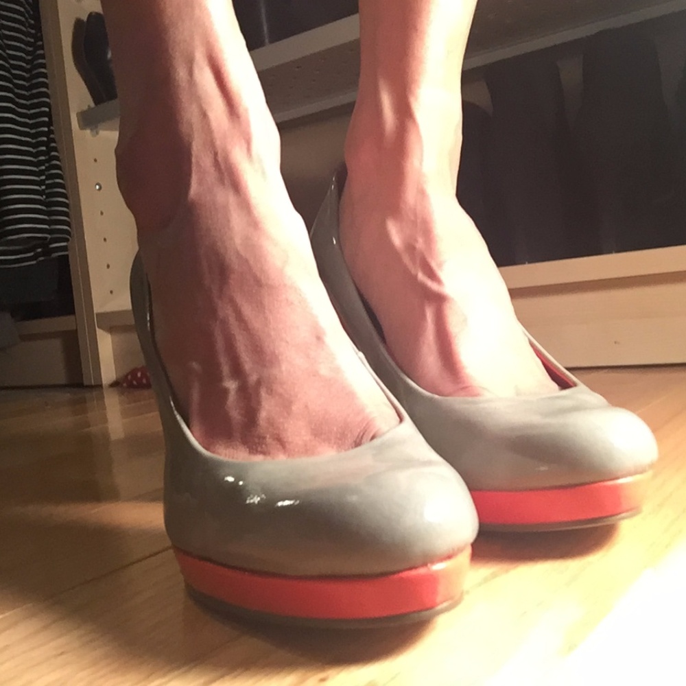 NEW patent grey and orange Bandolino pumps